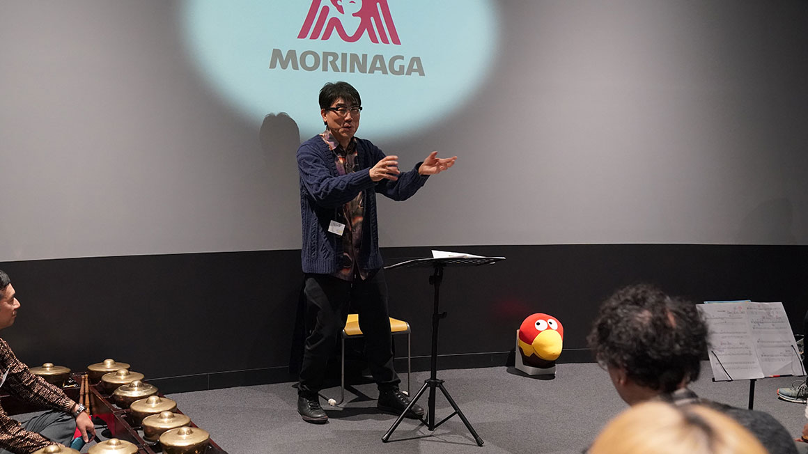 参加者に語りかける亀田さん