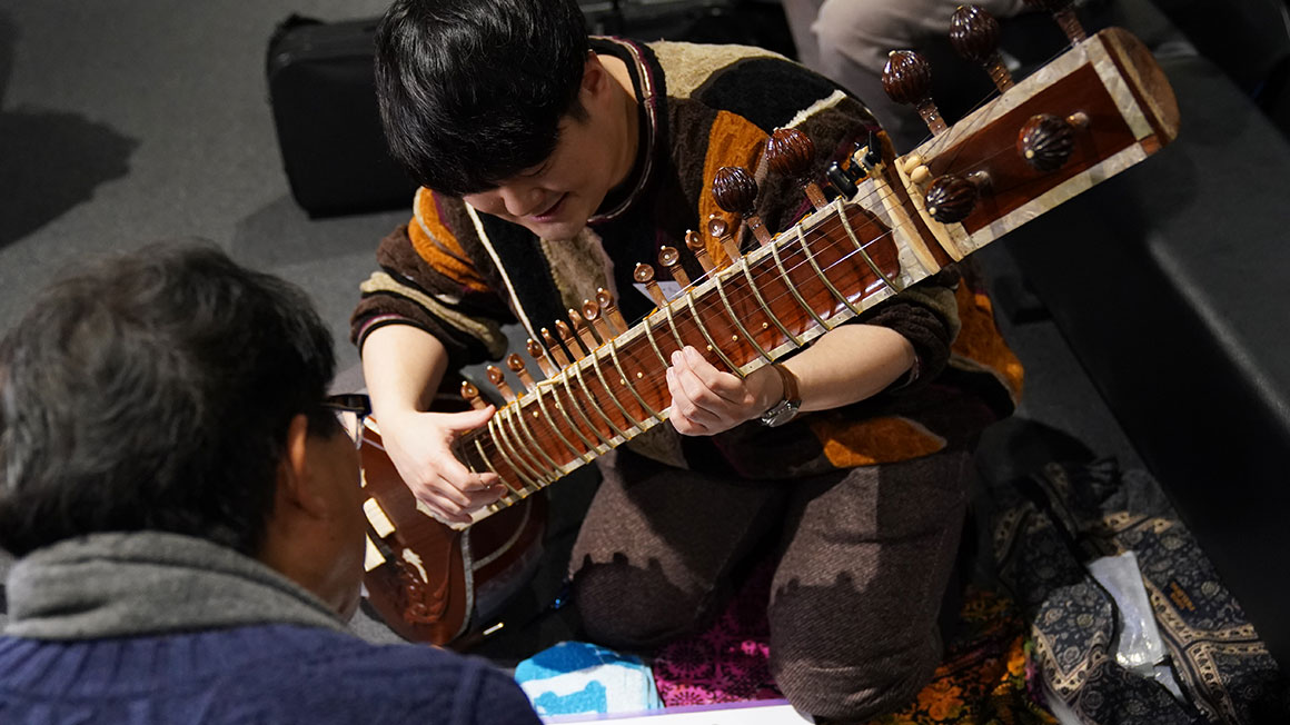 音を合わせる演奏者たち