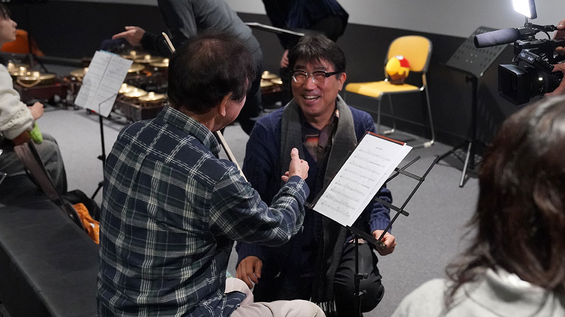 音を合わせる演奏者たち