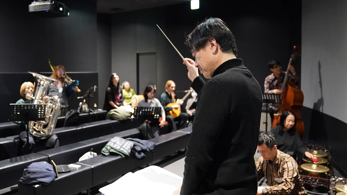 音を合わせる演奏者たち